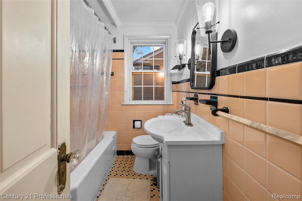 1677 Brys Drive, Grosse Pointe Woods, MI 48236 — Photo 17
