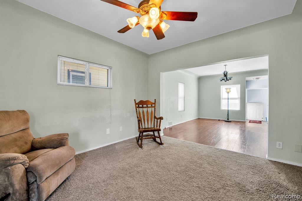 555 CHESTNUT Street, Wyandotte, MI 48192 — Photo 14
