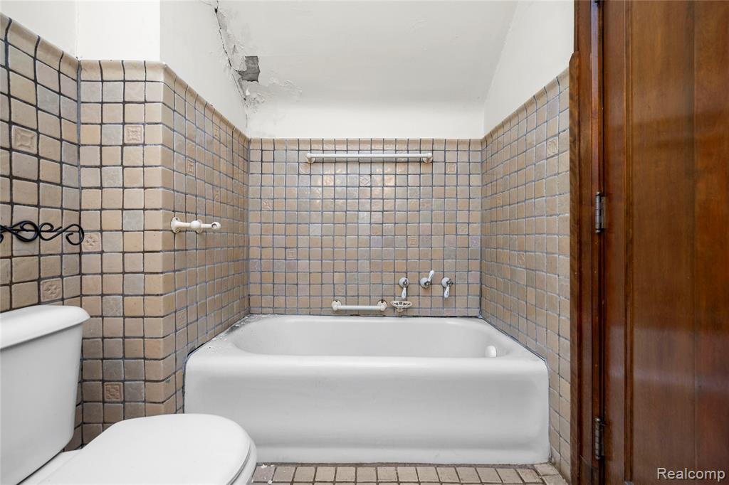 2475 Iroquois Street, Detroit, MI 48214 — Photo 81