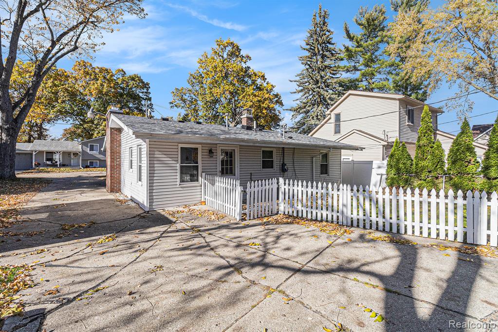 941 Marvell Place, Waterford, MI 48327 — Photo 19