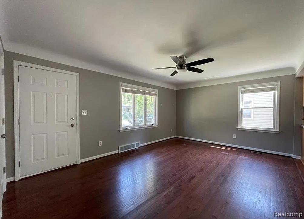 902 E WINDEMERE Avenue, Royal Oak, MI 48073 — Photo 2