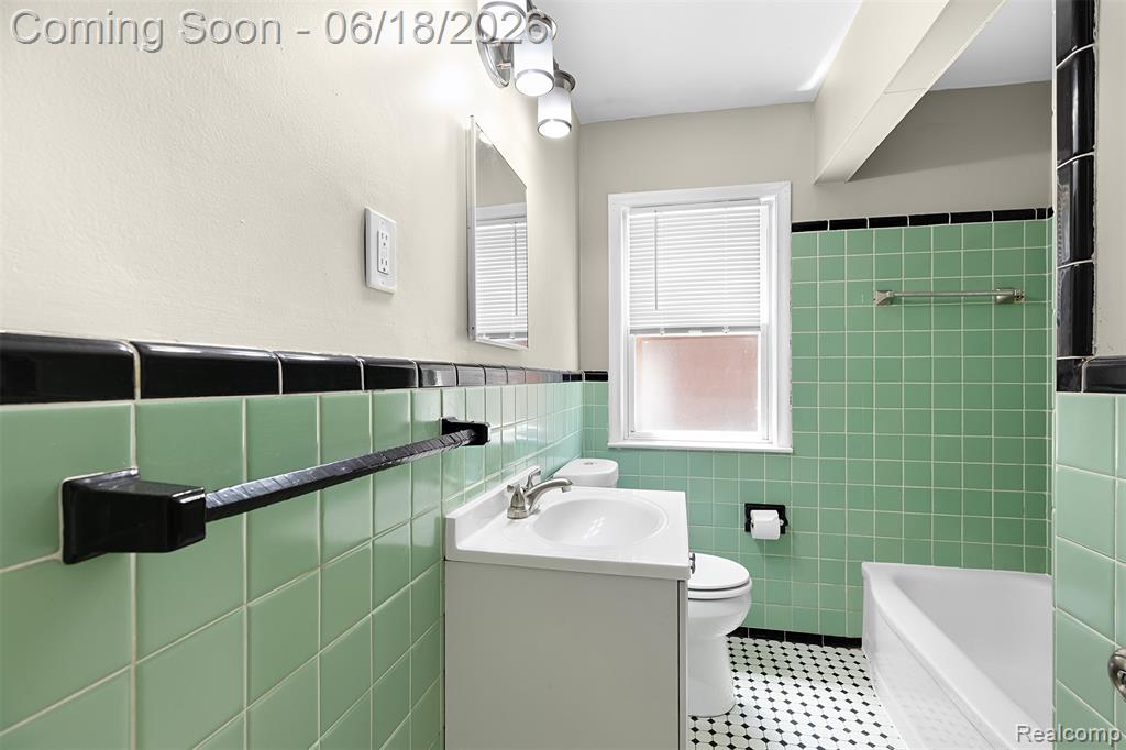 19296 Berden Street, Harper Woods, MI 48225 — Photo 8