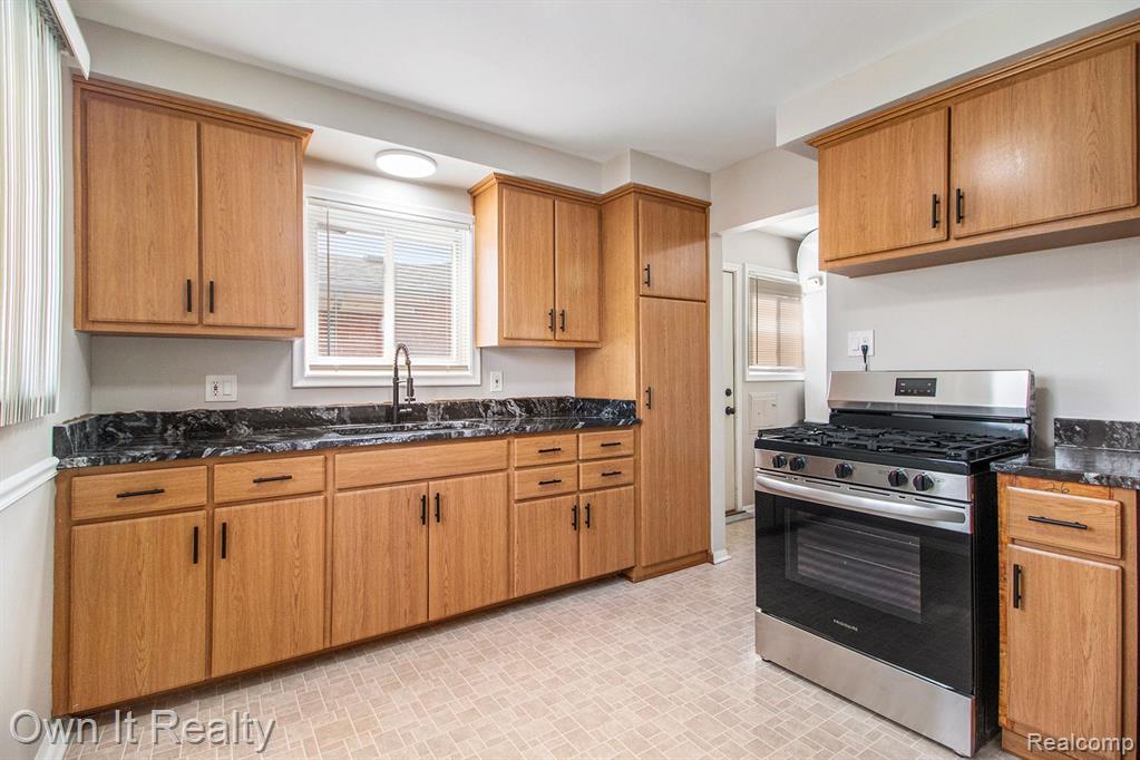 4992 MCKINLEY Street, Dearborn Heights, MI 48125 — Photo 8