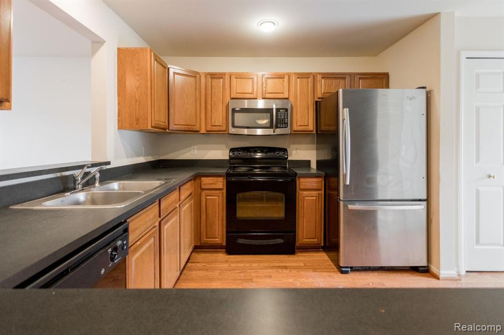 807 PALLISTER Street, Detroit, MI 48202 — Photo 5