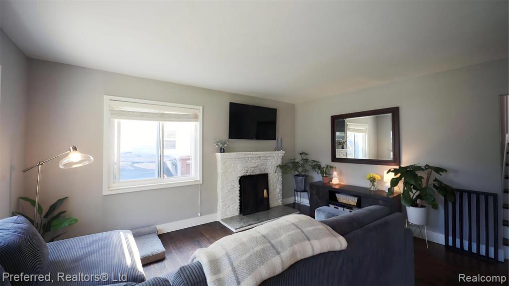 8483 Harding, Center Line, MI 48015 — Photo 2