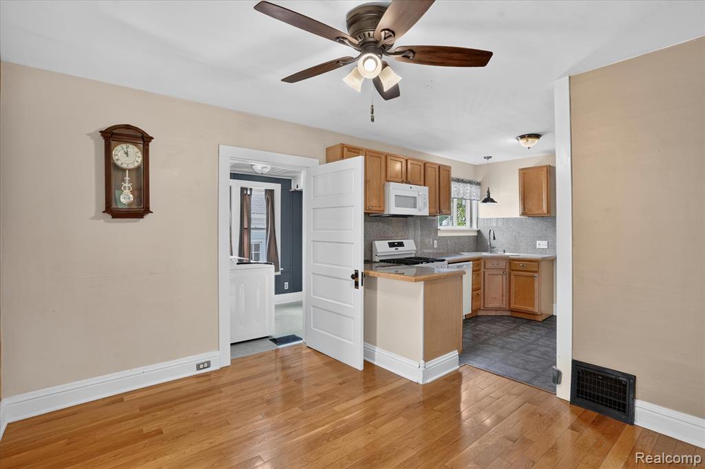 410 S Center Street, Howell, MI 48843 — Photo 9