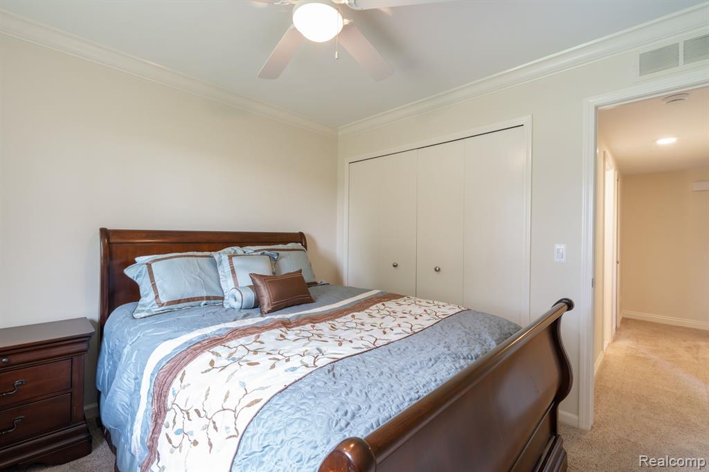 718 COUNTRY CLUB Drive, Saint Clair Shores, MI 48082 — Photo 16
