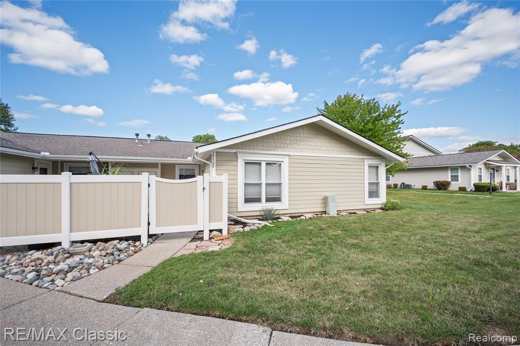 39727 Village Wood Lane, Novi, MI