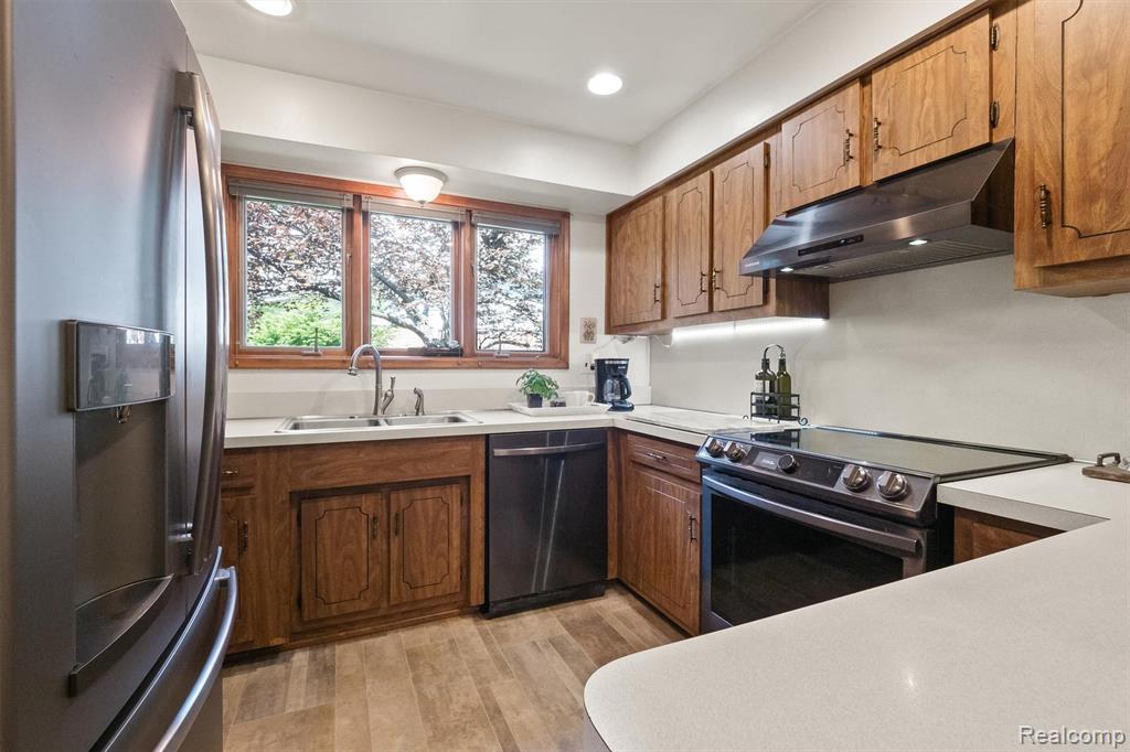 2366 Cumberland Drive, Troy, MI 48085 — Photo 11