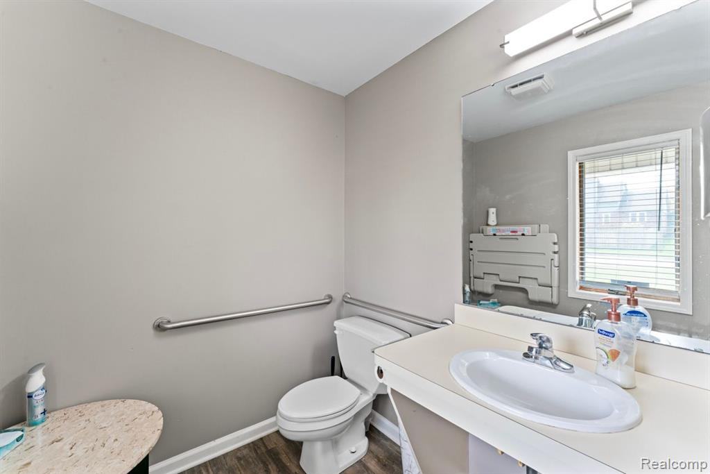 550 S Saginaw Street, Lapeer, MI 48446 — Photo 4