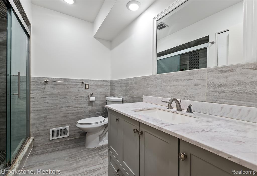 6921 Robindale Avenue, Dearborn Heights, MI 48127 — Photo 21