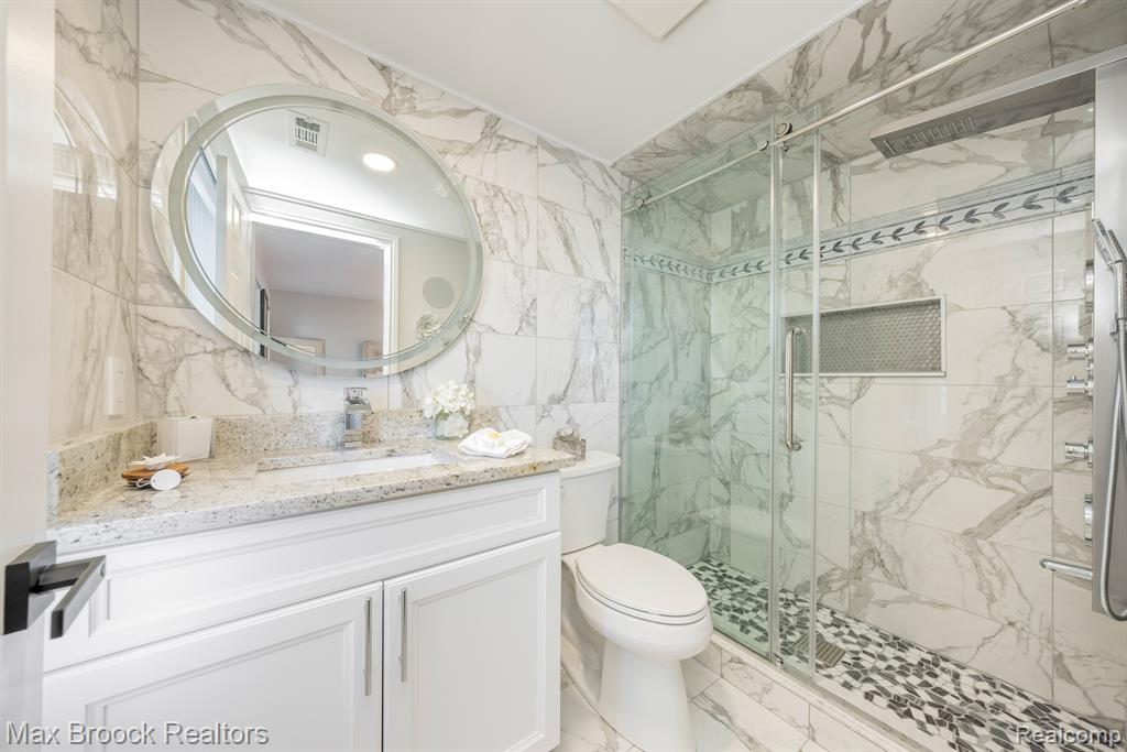 4659 LINWOOD Street, West Bloomfield, MI 48324 — Photo 56