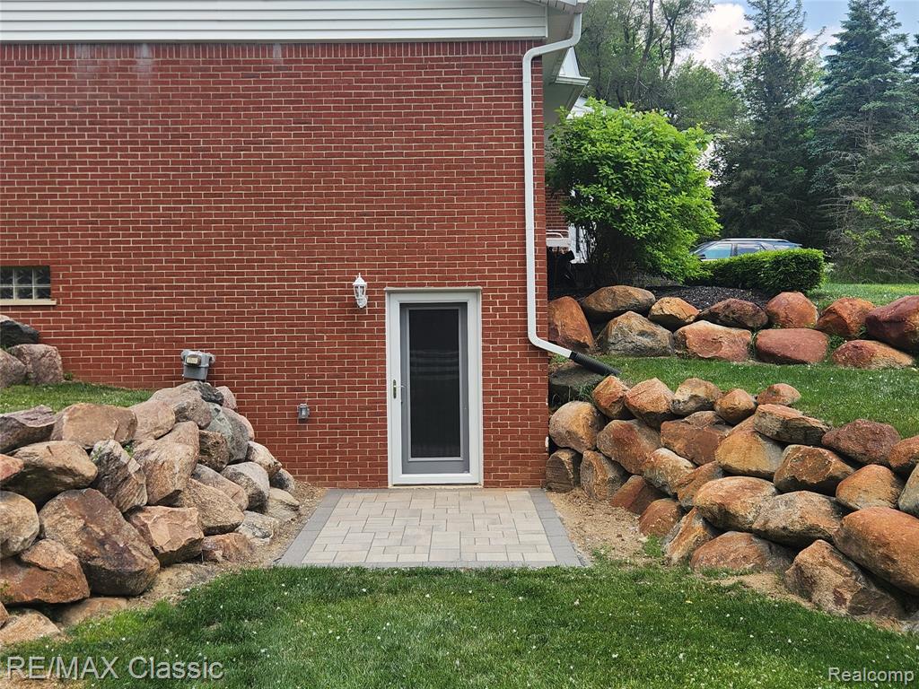 8173 Earhart Road, South Lyon, MI 48178 — Photo 44