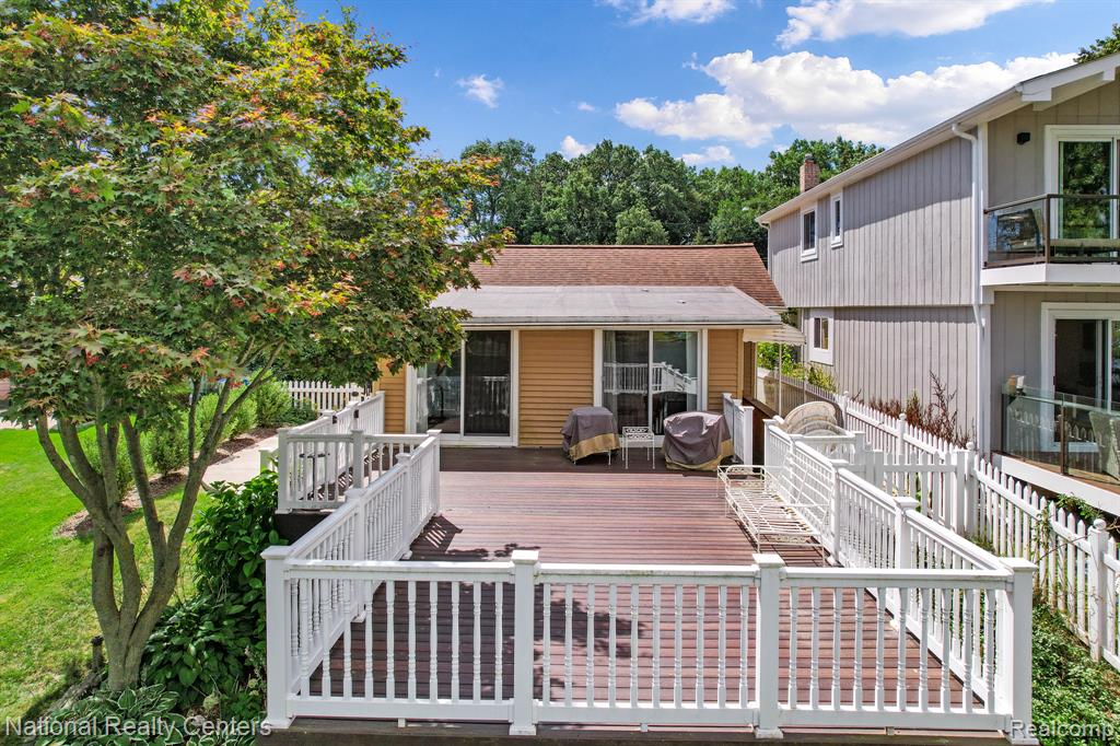 8428 Cascade Street, Commerce Twp, MI 48382 — Photo 18