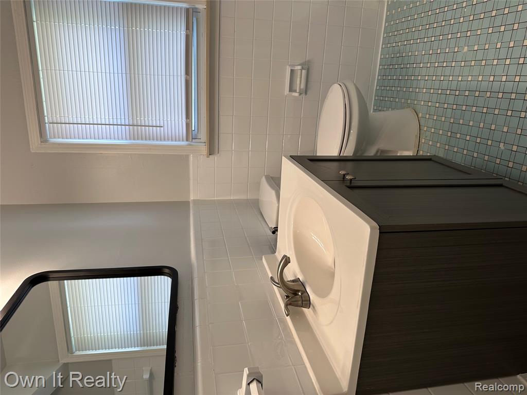 8243 Riverview Street, Dearborn Heights, MI 48127 — Photo 9