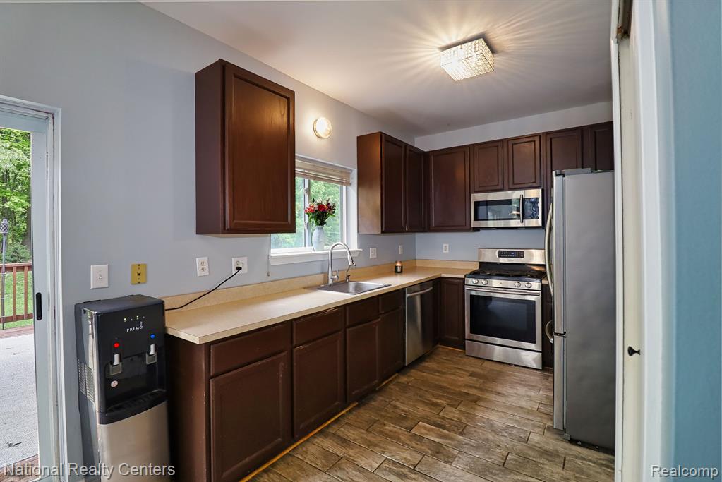 5626 Lockwood Drive, Waterford, MI 48329 — Photo 6
