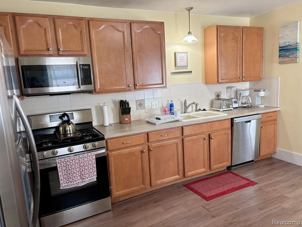 832 Pinecrest Drive E, Fenton, MI 48220 — Photo 38