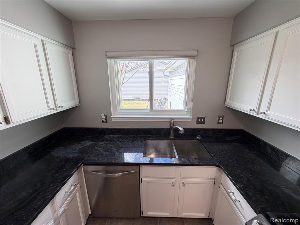 24489 Riverview Lane, Novi, MI — Photo 4