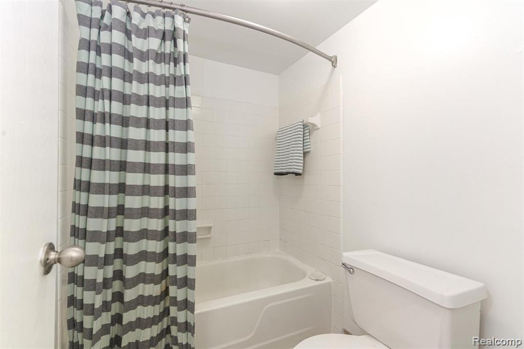 930 VILLAGE GREEN Lane, Waterford, MI 48328 — Photo 15