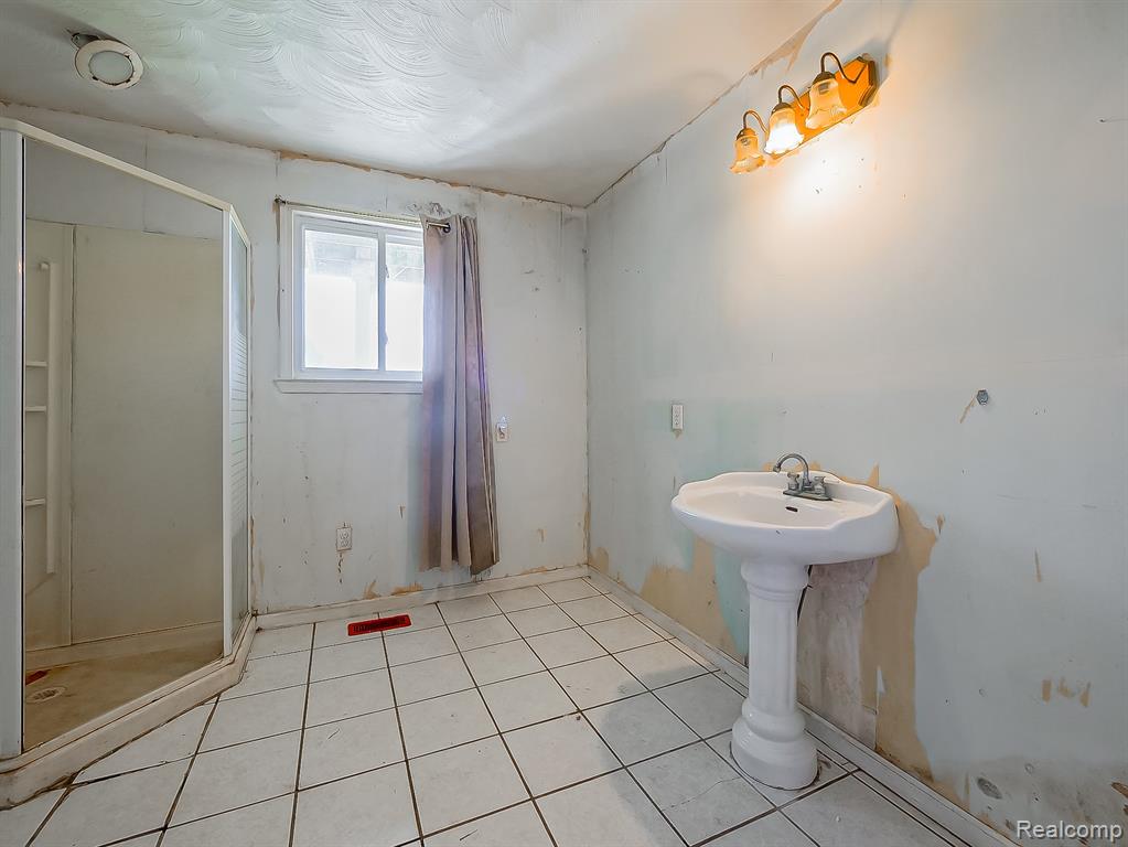 8470 Wise Road, Commerce Twp, MI 48382 — Photo 18
