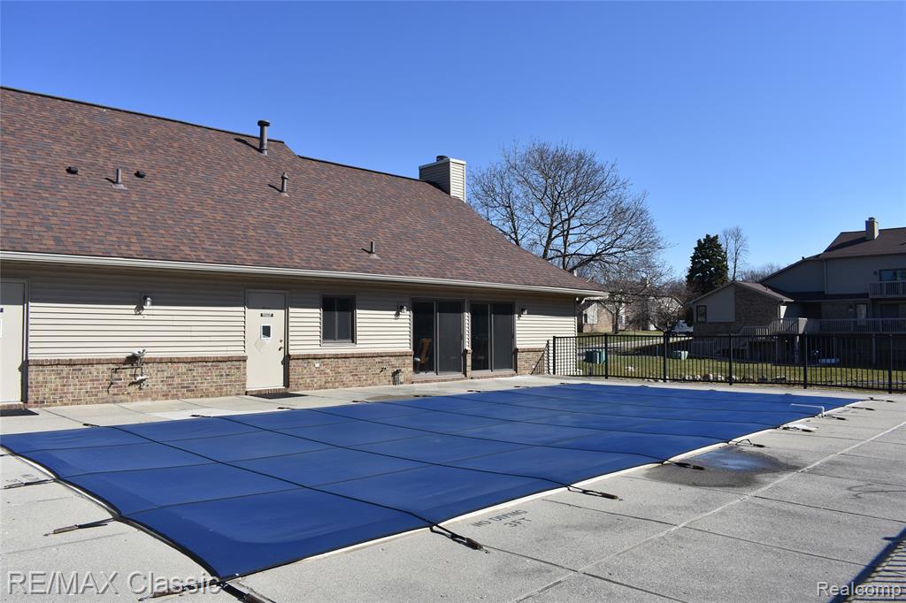 7901 Lawrence, West Bloomfield, MI — Photo 39