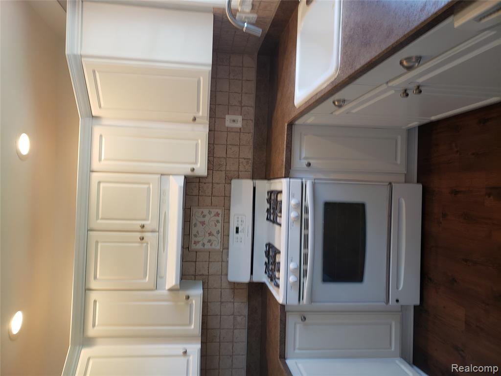 8224 Milburn Street, Westland, MI — Photo 11
