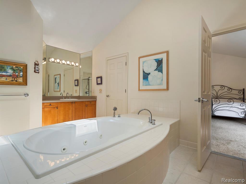 7253 CARLYLE, West Bloomfield, MI — Photo 37