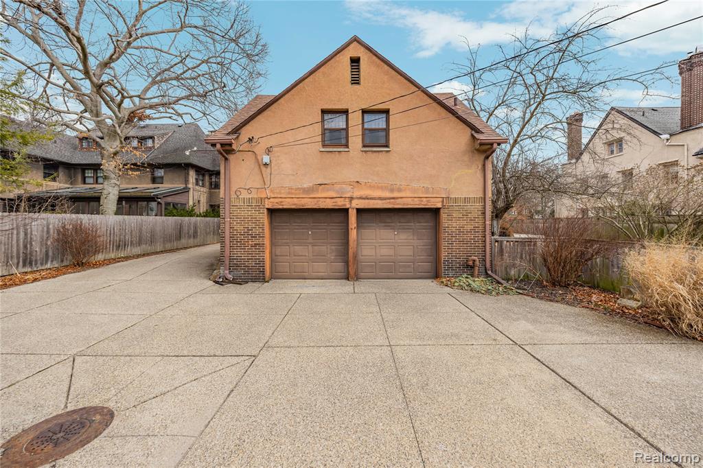 2475 Iroquois Street, Detroit, MI 48214 — Photo 93