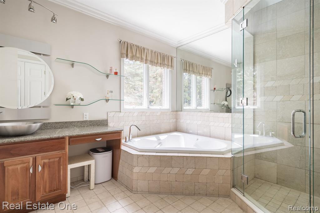 6120 EVANSWOOD Road, Troy, MI, 48085