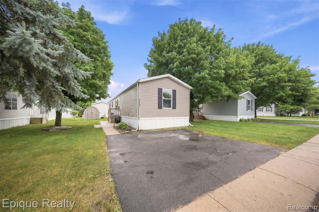 48580 Pineview Drive, Shelby Twp, MI 48317 — Photo 2
