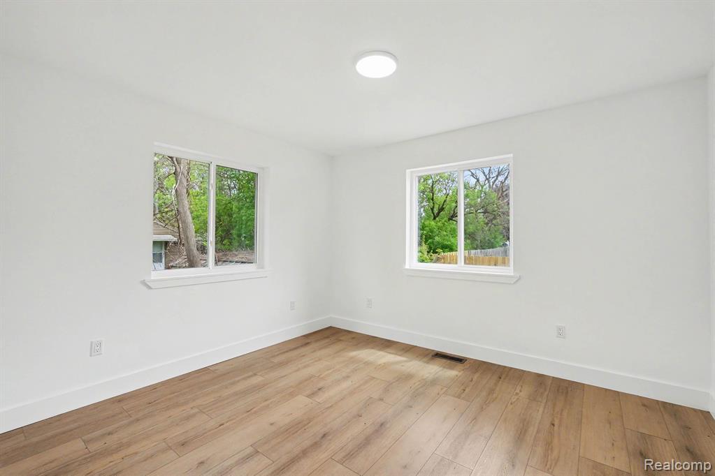 6056 Pearl Street, Burton, MI 48509 — Photo 10