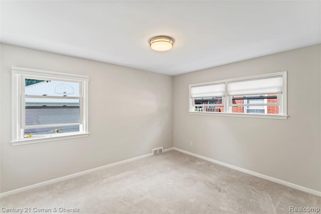 505 Hollywood Avenue, Grosse Pointe Woods, MI 48236 — Photo 17