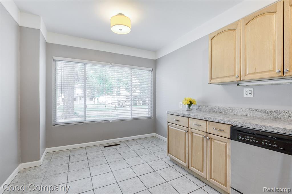 926 MILLARD Avenue, Royal Oak, MI 48073 — Photo 12