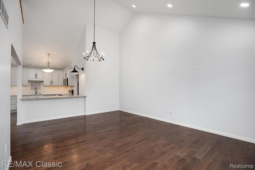 916 VILLAGE Way, South Lyon, MI 48178 — Photo 10
