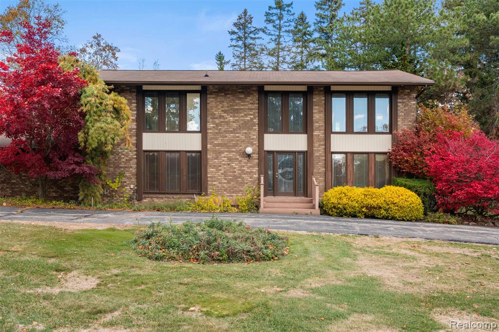 4724 Tara Court, West Bloomfield, MI 48323 — front exterior