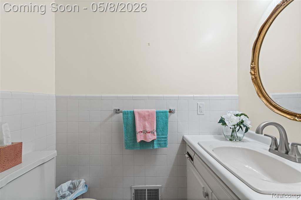 690 Briarcliff Drive, Grosse Pointe Woods, MI 48236 — Photo 21