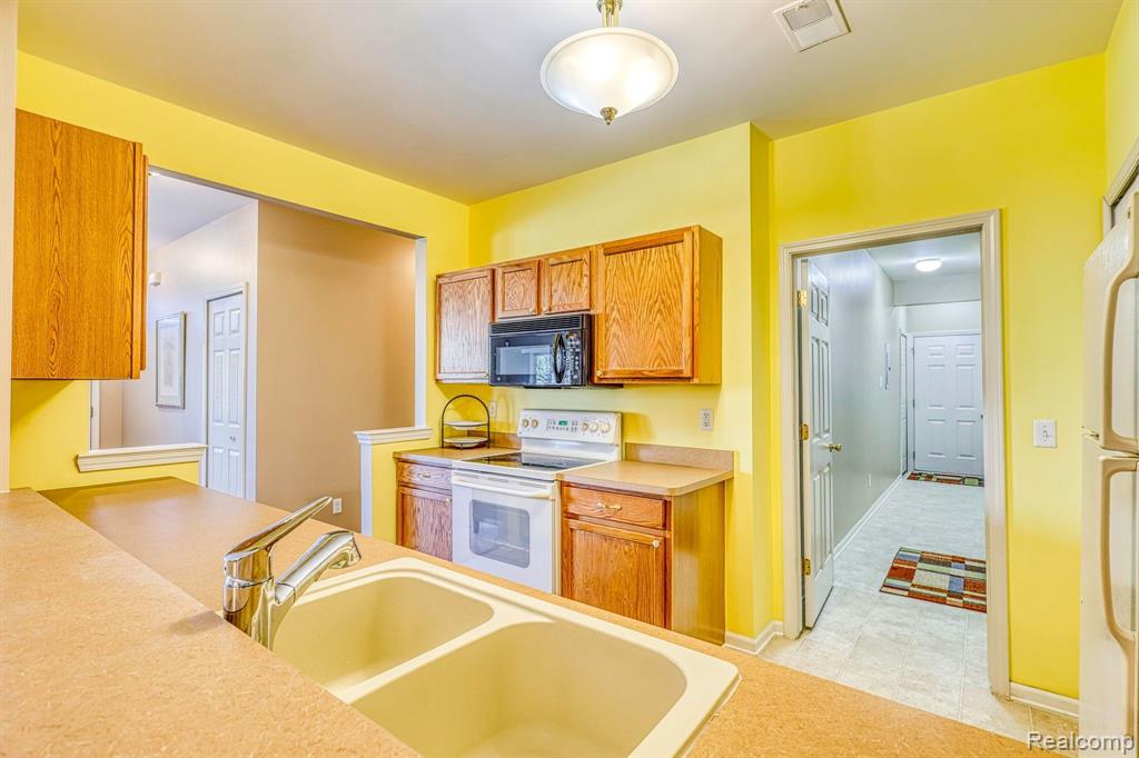 1828 FLAGSTONE Circle, Rochester, MI 48307 — Photo 15