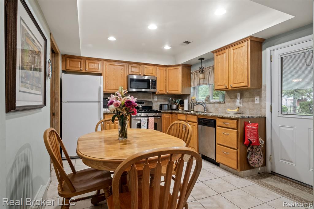 6110 WHITEFIELD Street, Dearborn Heights, MI 48127 — Photo 6
