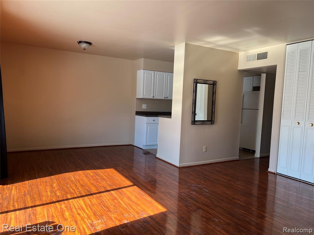 1868 Colonial Village Way, 4, Waterford, MI 48328 — Photo 5