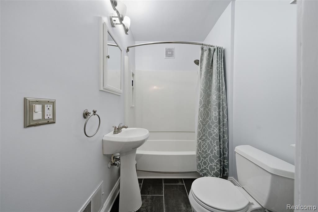 686 Princeton Road, Berkley, MI 48072 — Photo 16