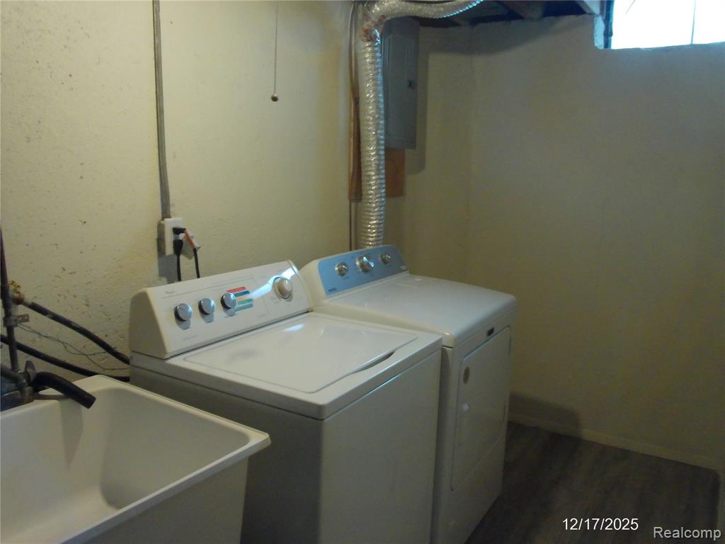 Spare room with dark wood-style flooring and ceiling fan