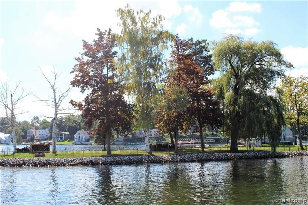 752 Preston Island, Orion, MI 48362 — Photo 17
