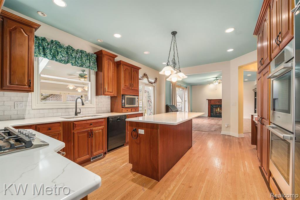 18 CAMBRIDGE Boulevard, Pleasant Ridge, MI — Photo 6