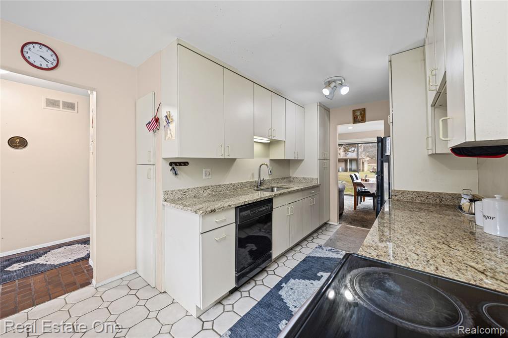 5226 Brett Court, West Bloomfield, MI — Photo 21