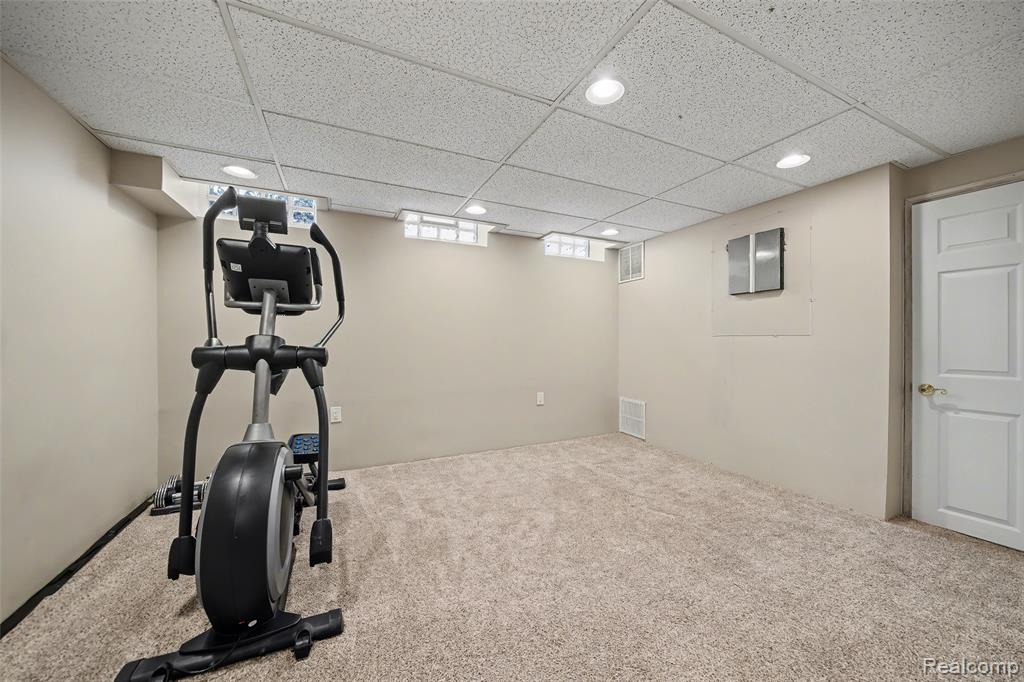 37764 Stableview Drive, Farmington, MI 48335 — Photo 36