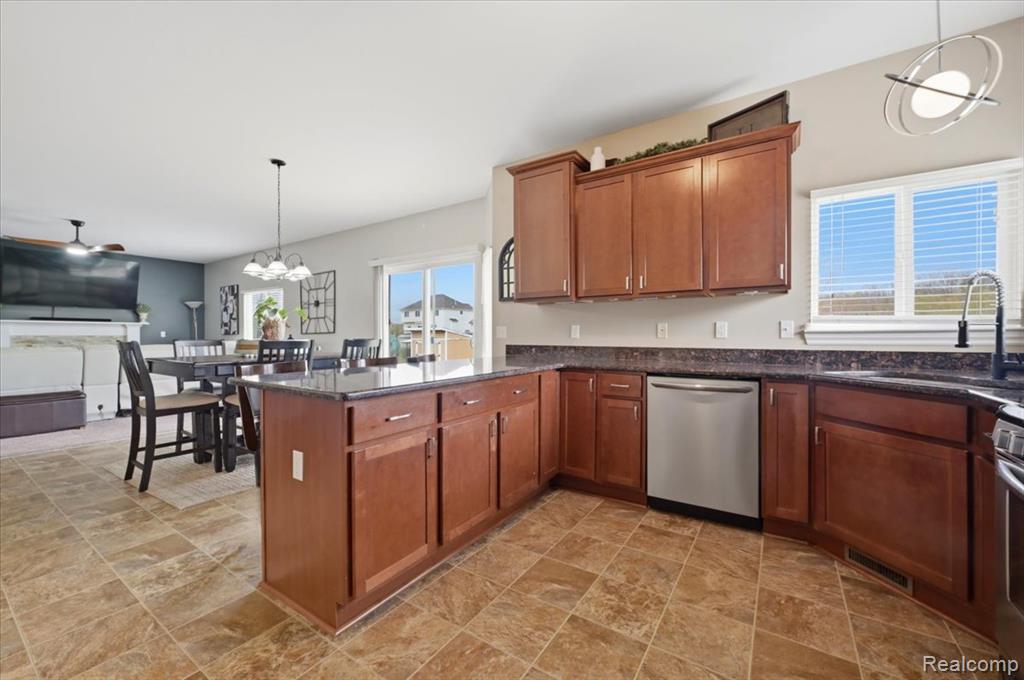 8131 Peninsula Circle, Grand Blanc, MI 48439 — Photo 7