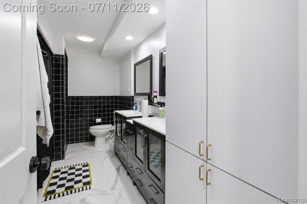 600 WOODCREST Drive, Dearborn, MI 48124 — Photo 22