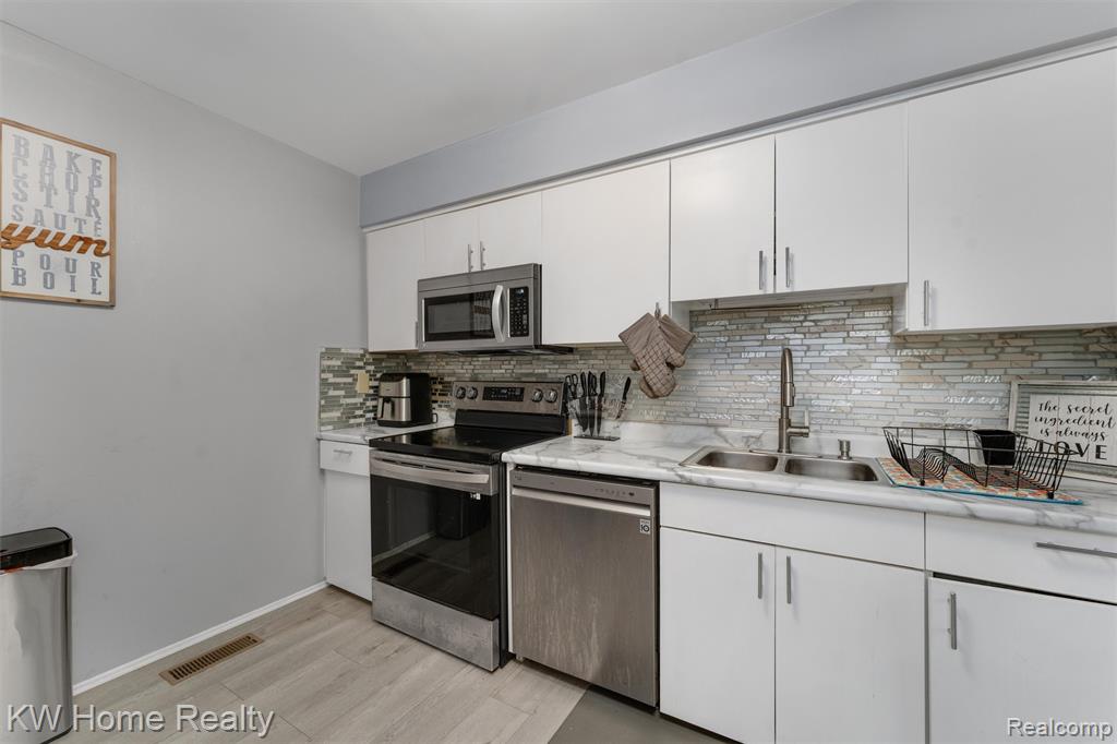 7356 Balsam Court, West Bloomfield, MI — Photo 11