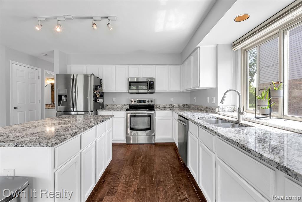 45693 Radnor Road, Canton, MI 48187 — Photo 12