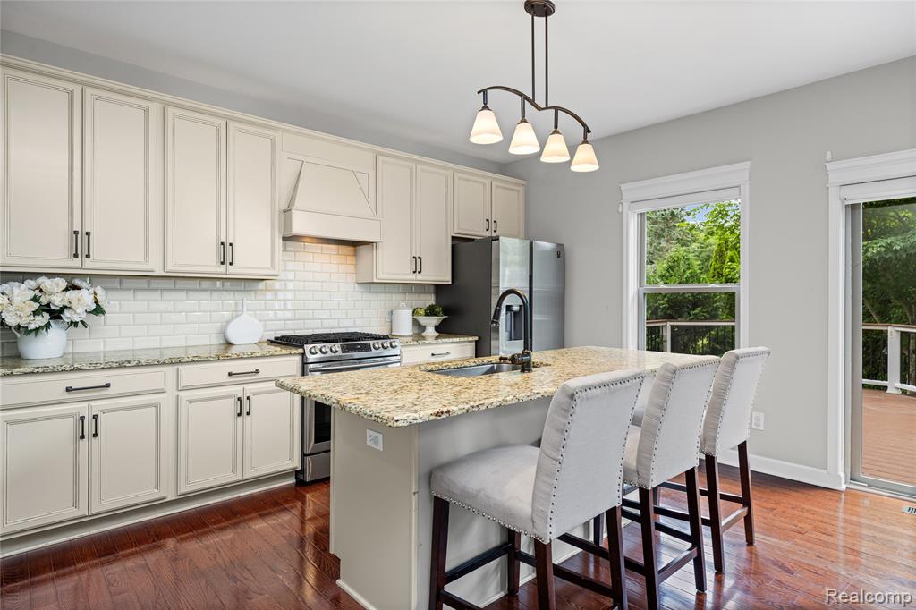 730 Leon Road, Walled Lake, MI 48390 — Photo 14